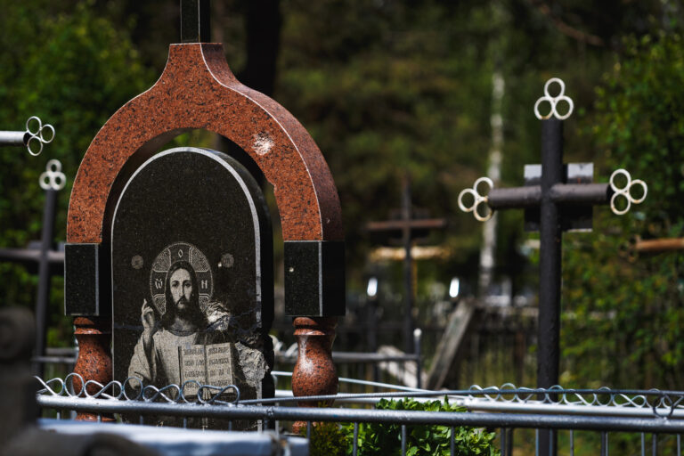 Наслідки обстрілів цвинтаря на Поліссі. Фото: Юрій Стефаняк.
