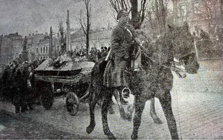 Під час похорону героїв Крут у Києві, 1918 рік. Джерело: Вікіпедія.