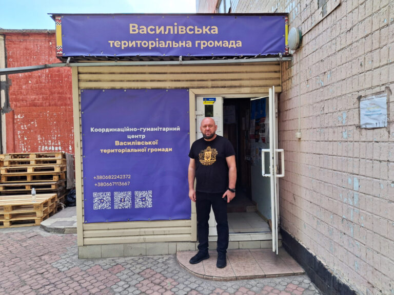 5. Wassyliwka Community Centre in Zaporizhzhya Mayor Serhiy Kaliman in front of the entrance September 2024