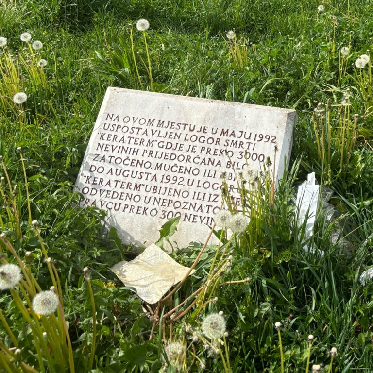 Memórias acorrentadas. Como os bósnios de Prijedor lutam pela memória da guerra