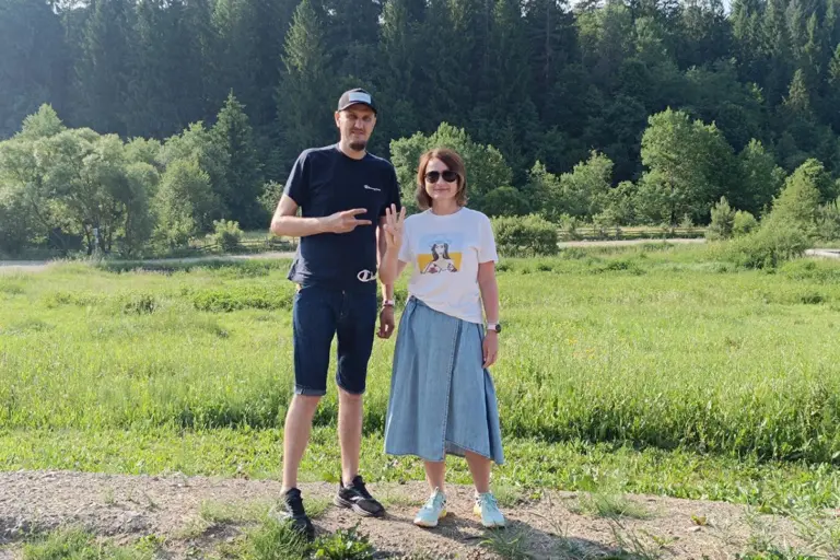 Юлія Люльченко та Роман Баклажов під час проведення сімейної психологічної реабілітації для військових ветеранів та їхніх родин.