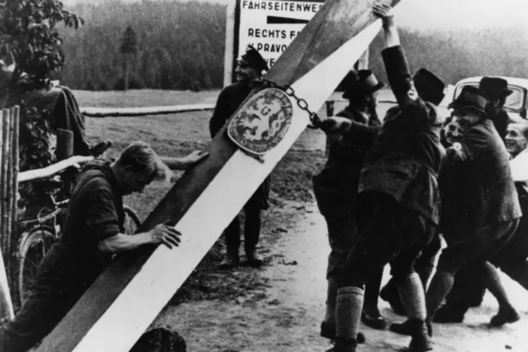 Нацисти знімають бар'єр на кордоні між Чехословаччиною та Третім Рейхом. Фото: Gettyimages.