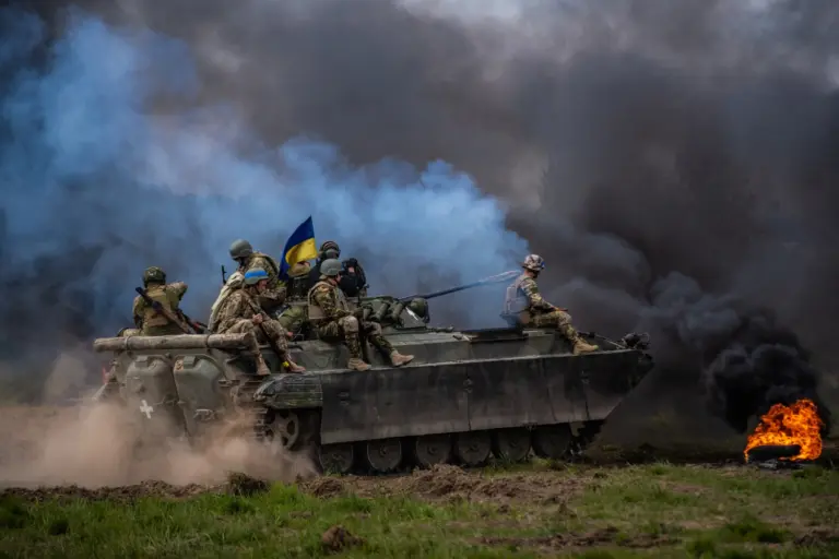 Військовослужбовці ЗСУ на бойовій машині піхоти. Фото: Роман Наумов.