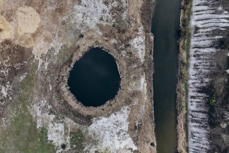 Luftaufnahme einer Stelle, an der der Feind den Oskil-Fluss überquert hat. Umgebung von Kindraschiwka, Region Sloboschanschtschyna. April 2025. Foto: Oleh Solohub.