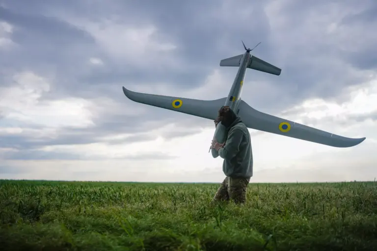 Příslušník Bezpečnostních a obranných sil při práci s dronem „Shark“ na jihu. Místo není z bezpečnostních důvodů uvedeno. Květen 2025. Projekt „Jednotky vítězství“. Foto: Karyna Pijiuhina.