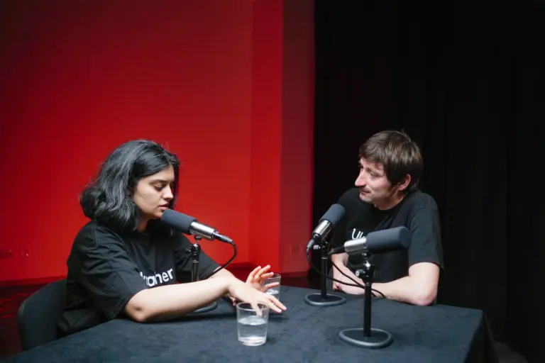 Mariam Najem a Ilko Gladštejn jsou moderátory video podcastu „Zrozeno“ o jednom z natáčení další epizody druhé série, ve kterém si s hosty povídají o tom, jaké to je být Ukrajincem s jiným etnickým původem. Kyjiv. Květen 2025. Projekt „Zrozeno“. Foto: Chrystyna Kulakovska.