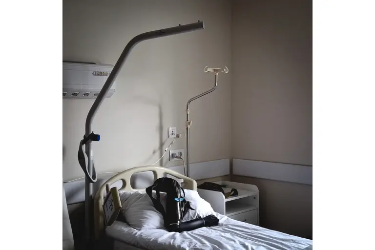 Protéza ruky na jednom z oddělení chirurgického oddělení rehabilitačního centra Superhumans, kde autor fotografie podstoupil rehabilitaci. Vynnyky, Halyčyna. Červen 2025. Foto: Oleh Pereverzjev.