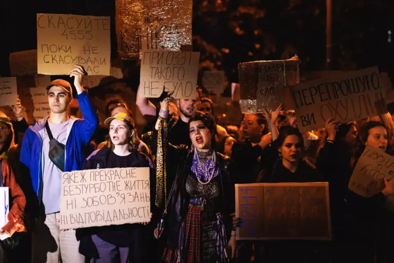 Erneute Aktion gegen die Einschränkung der Freiheit der Antikorruptions-Staatsanwaltschaft und des Nationalen Antikorruptionsbüros in der Nähe des Iwan-Franko-Theaters. Kyjiw. Juli 2025. Foto: Jurij Stefanjak.
