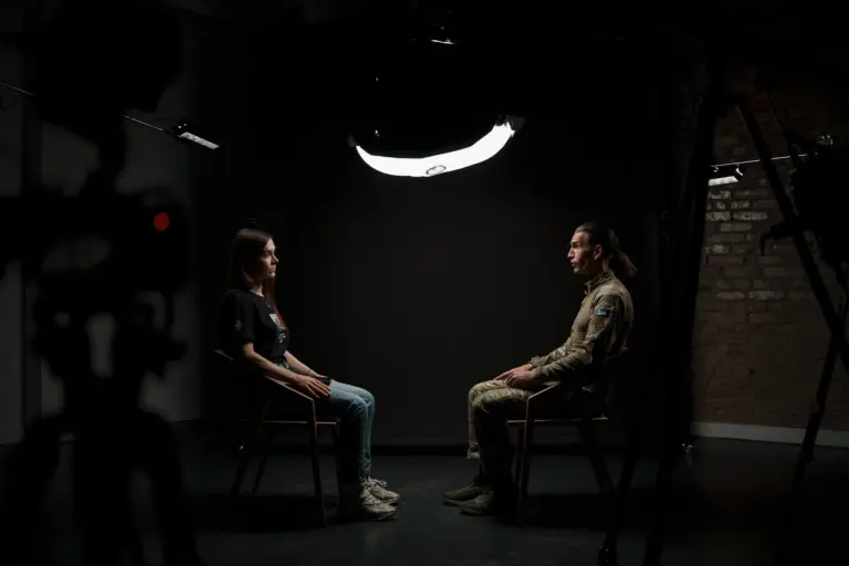 Ukraїnerの写真家兼軍に関連するプロジェクトのプロデューサーであるカリーナ・ピリュヒナが、本格的な侵略が開始された時にウクライナに亡命したロシア人義勇兵によって結成された自由ロシア軍団の副司令官であるマクシミリアン・アンドロンニコフ（コードネーム：シーザー）にインタビューしました。 キーウ 2025年8月 「軍人たちとのインタビュー（ウクライナ語名：Інтерв’ю з військовими）」プロジェクト 写真：ユリオ・リベンシキー