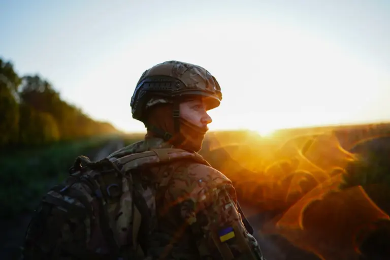 Військовий 4 батальйону бригади «Хартія» на тлі заходу сонця. Нескучне, Донеччина. Серпень 2025 року. Проєкт «Підрозділи перемоги». Фото: Карина Пілюгіна.
