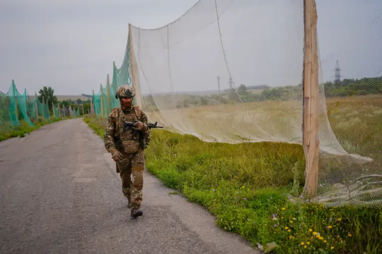 対ドローンネットの近くにいる軍人。 スロボダ地方 2025年8月 写真：カリーナ・ピリュヒナ