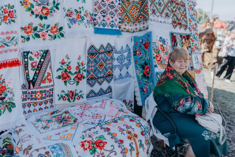Жінка продає вишиті рушники на ярмарку. Миргород, Полтавщина. Вересень 2025 року. Експедиція Полтавщиною. Фото: Софія Соляр.