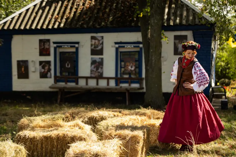 Producentka a moderátorka expedice Olja Šor v tradičním ukrajinském oděvu. Kozubivka, Poltavščyna. Září 2025. Expedice Poltavščynou. Foto: Chrystyna Horjača.