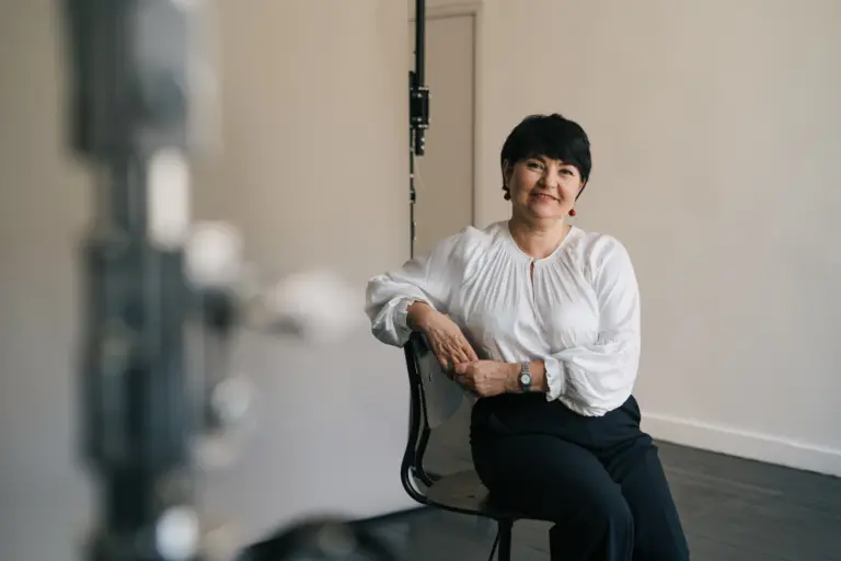 Tudora Arnaut, Gagauzka, kandidátka filologických věd, výzkumnice Oxfordské univerzity, překladatelka do turečtiny a gagauzštiny, která popularizuje kulturu svého lidu a snaží se přinést hlas ukrajinské literatury do turkicky mluvícího světa. Kyjiv. Prosinec 2025. Foto: Chrystyna Kulakovska.