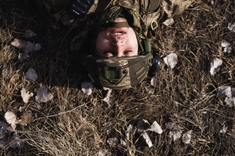 Ein Rekrut der 72. Brigade „Schwarze Kosaken“, nachdem er einen psychologischen Hindernisparcours durchlaufen hat. Region Kyjiwer Polesien. März 2025. Foto: Jurij Stefanjak.