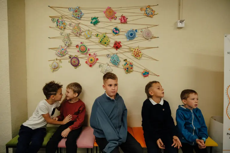 Kinder spaßen während einer Pause in einer unterirdischen Schule herum. Molodischne, Region Bessarabien. Oktober 2025. Sonderprojekt mit der savED Foundation: „Wiederaufbau des Bildungswesens in den von der russischen Aggression betroffenen Gebieten“. Foto: Taras Fedorenko.