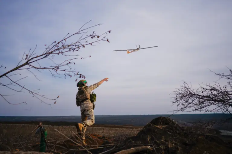 Ein Soldat des Regiments „Nemesis“ startet eine „Mara“-Aufklärungsdrohne. November 2025. Projekt „Einheiten des Sieges“. Foto: Karyna Piljuhina.