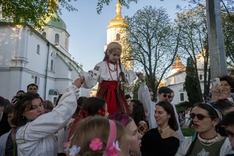 Velikonoční hajivky (ukrajinské jarní písně, hry a tance, které se provádějí hlavně o Velikonocích, pozn. překl.) poblíž chrámu sv. Sofije. Kyjiv. Duben 2025. Foto: Petro Čekal.
