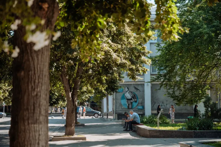 Мурал із портретом почесного громадянина Луцька, співака Василя Зінкевича на будівлі Луцького міськрайонного суду. Фото: Софія Соляр.