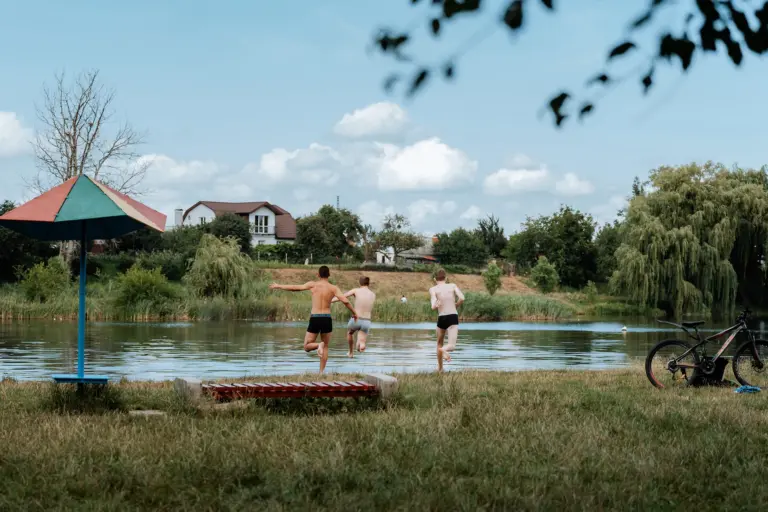 Діти стрибають у річку Стир. Фото: Софія Соляр.