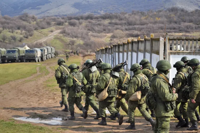 Військова частина в Перевальному під час захоплення Криму російськими військами у 2014 році. Фото: Антон Голобородько.