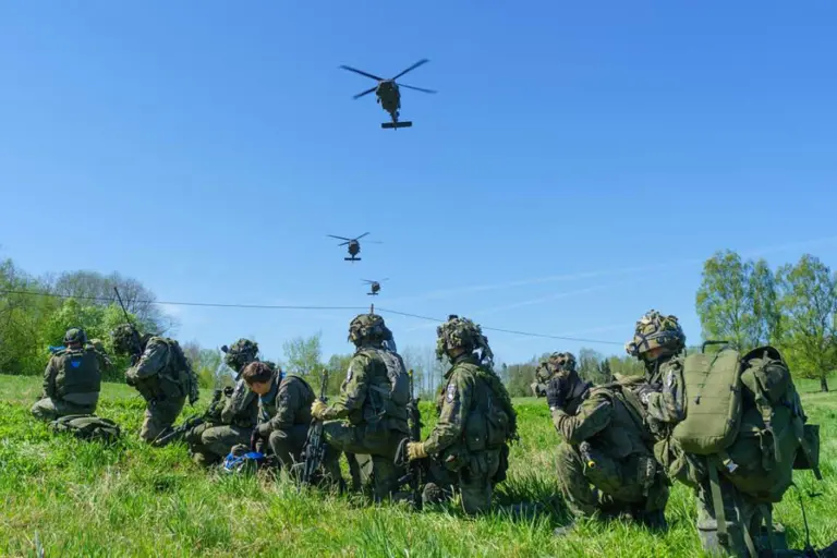 Фінські солдати на навчаннях з повітряного десантування в Естонії, 2018 р. Фото: Грегорі Т. Саммерс, сержант армії США.