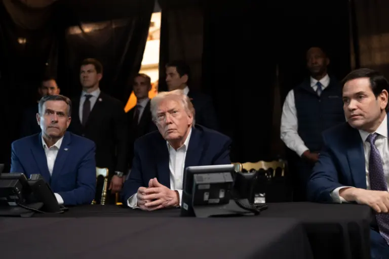 Президент Дональд Трамп стежить за військовими операціями США у Венесуелі з клубу «Мар-а-Лаго» у Палм-Біч, штат Флорида, у суботу, 3 січня 2026 року. Фото: Моллі Райлі для офіційного сайту Білого дому.