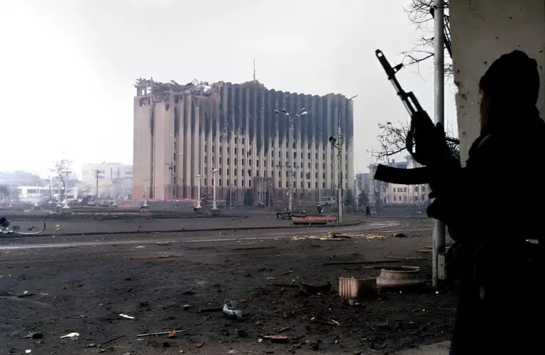 Un combatiente checheno cerca del edificio del palacio de gobierno durante una breve pausa en los combates en Grozny. Foto: Mikhail Evstafiev.