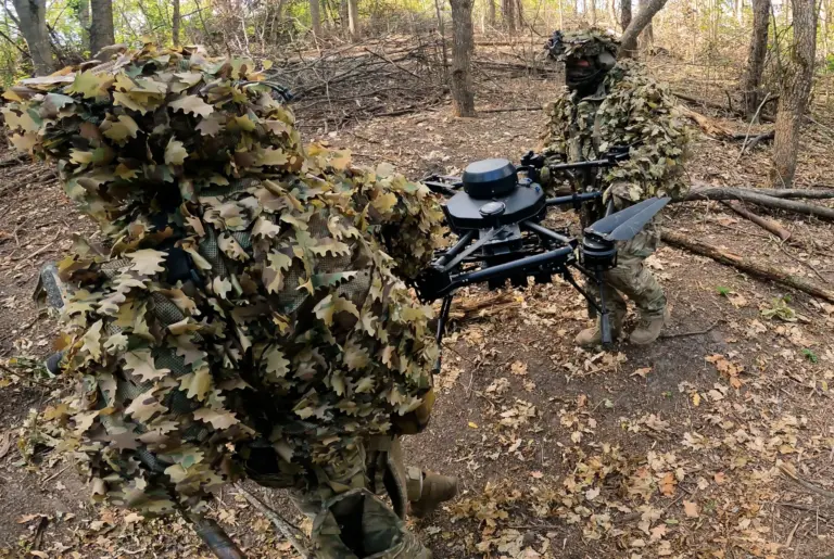 Оператори ССО переносять важкий ударний гексакоптер «Вампір» під час Курської операції на території ворога влітку 2024 року.