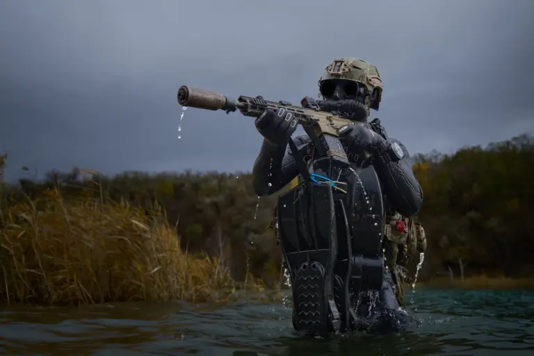 Водолаз-розвідник ССО після виходу на берег під час тактико-спеціальних навчань
