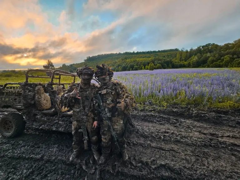 Оператори одного з підрозділів ССО після виконання бойового завдання фотографуються поруч із баггі Polaris на північно-слобожанському напрямку.