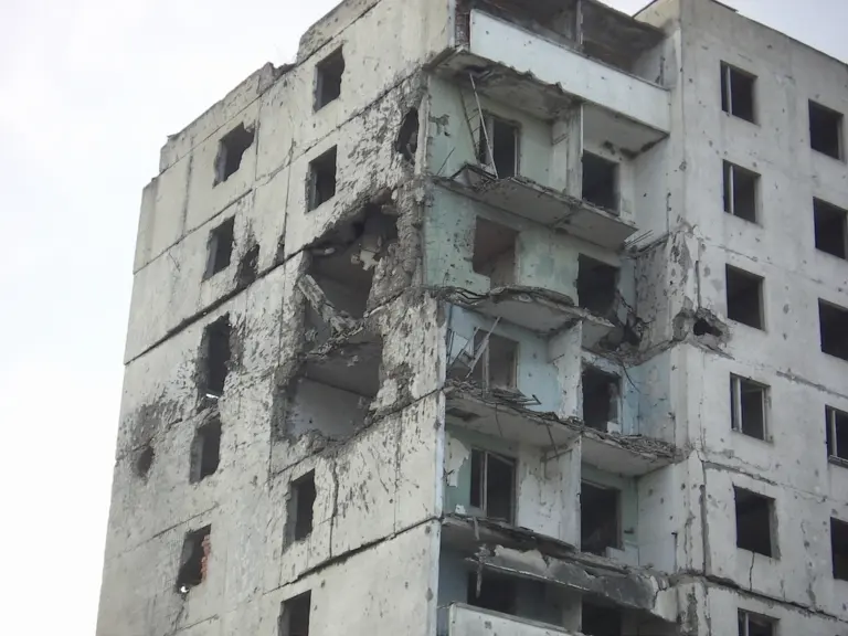 Parte de un edificio de apartamentos dañado en Grozny. Foto: Michal Vogt
