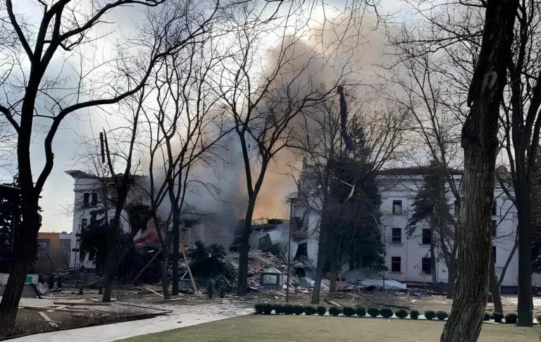 Teatro dramático de Mariúpol destruido por un ataque aéreo ruso. Foto: Administración Militar Regional de Donetsk.
